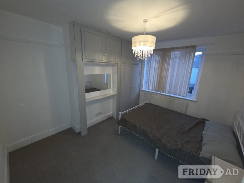 **Bright & Spacious Double Room Available – Great Location! 🏡✨** in Ilford