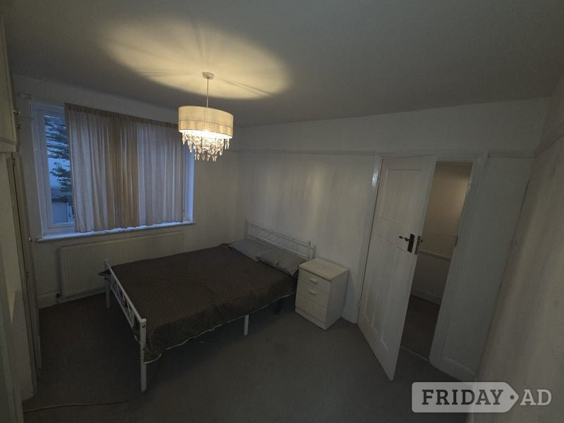 **Bright & Spacious Double Room Available – Great Location! 🏡✨**