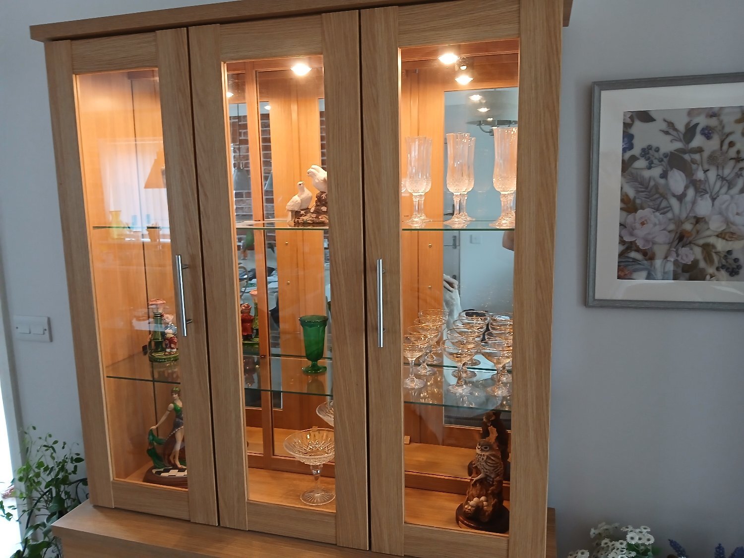 Display unit with drawns