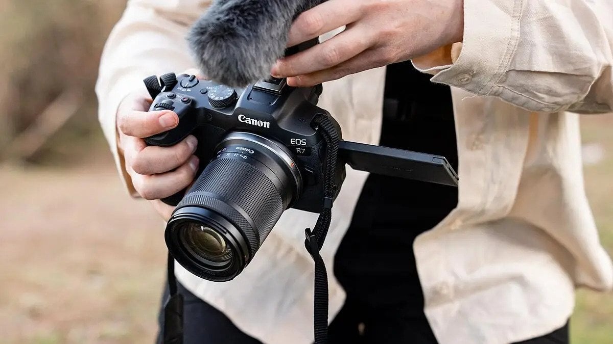 Canon EOS R7 Mirrorless Digital Camera with RF-S 18-150mm f3.5-6.