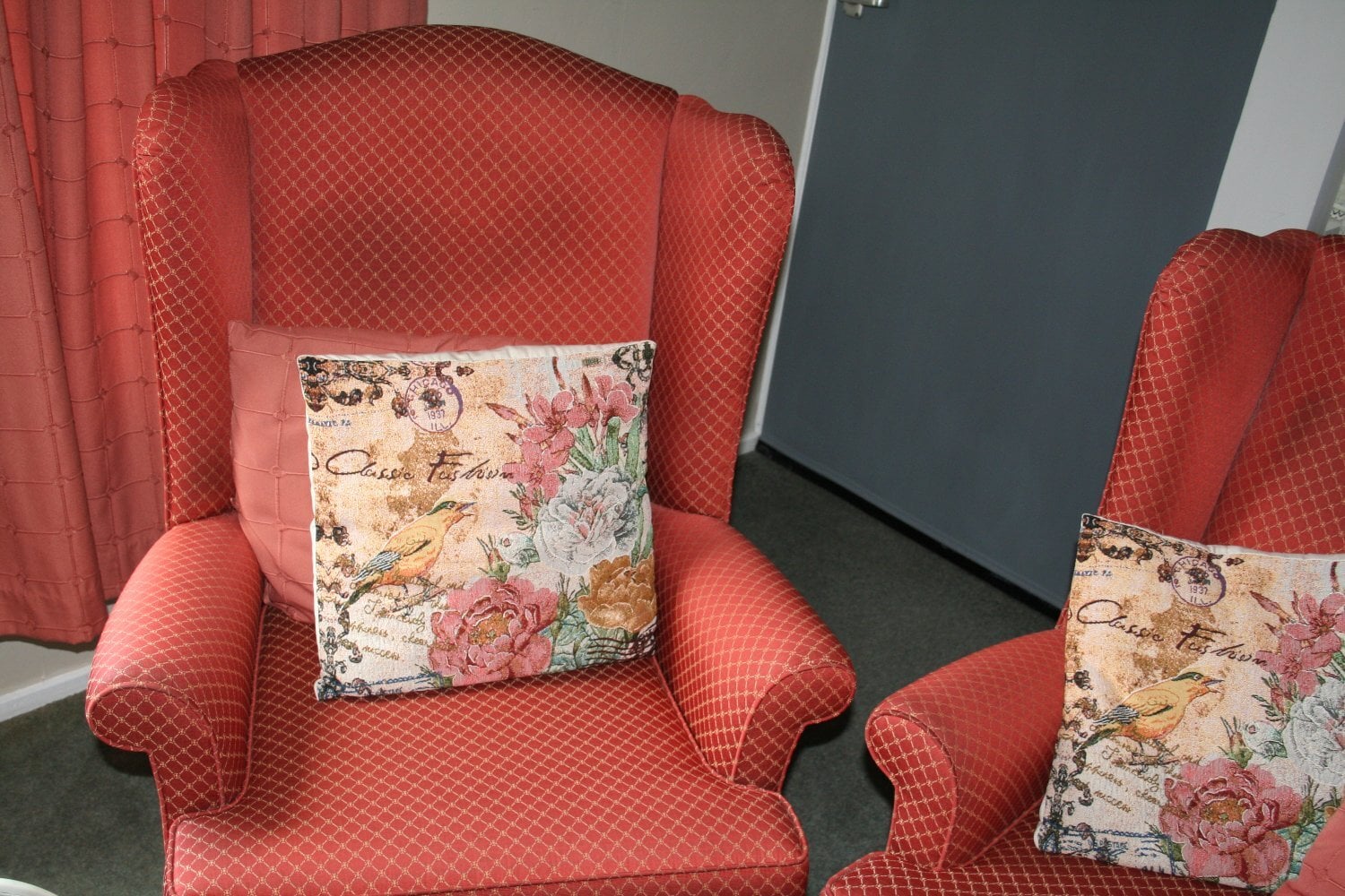 MUST BE SOLD ASAP> HOUSE MOVE 2 seater settee and chair