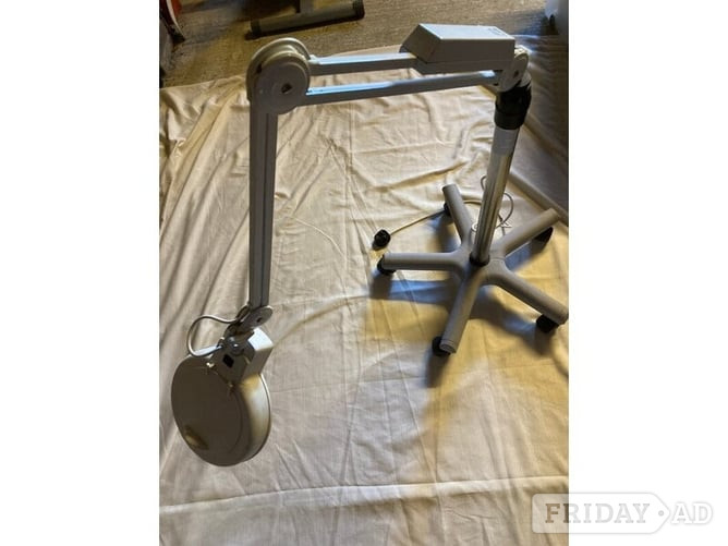 PROFESSIONAL MAGNIFYING LAMP in Crawley