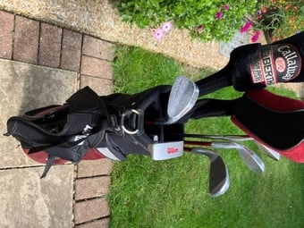 Wilson Jnr Golf Clubs with Bag on Stand. 7 Clubs in Total.