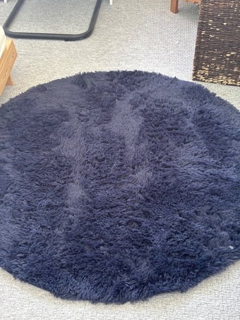 Cosy Navy Blue Round Shaggy Rug – Good Condition