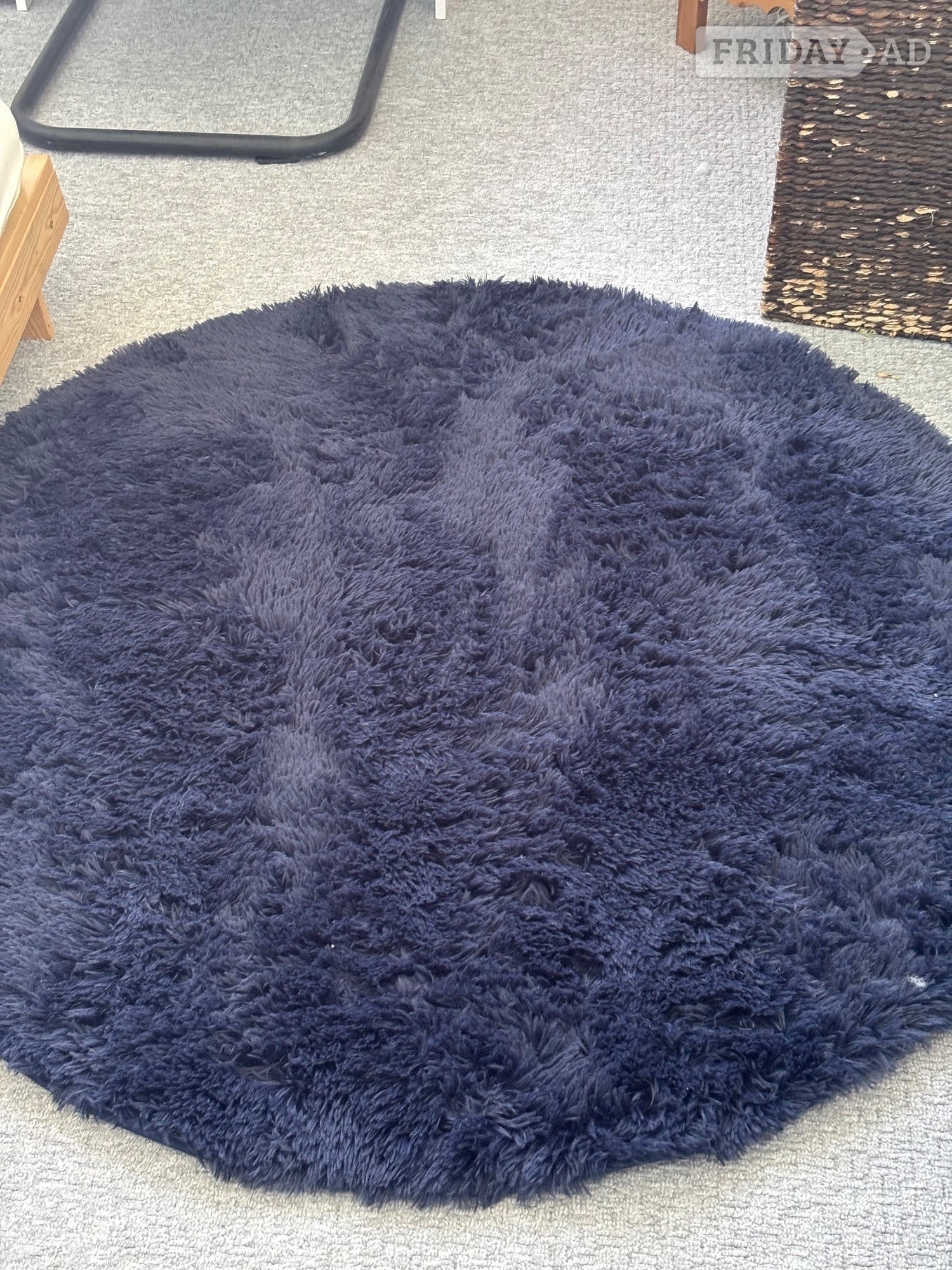 Cosy Navy Blue Round Shaggy Rug – Good Condition in Hastings