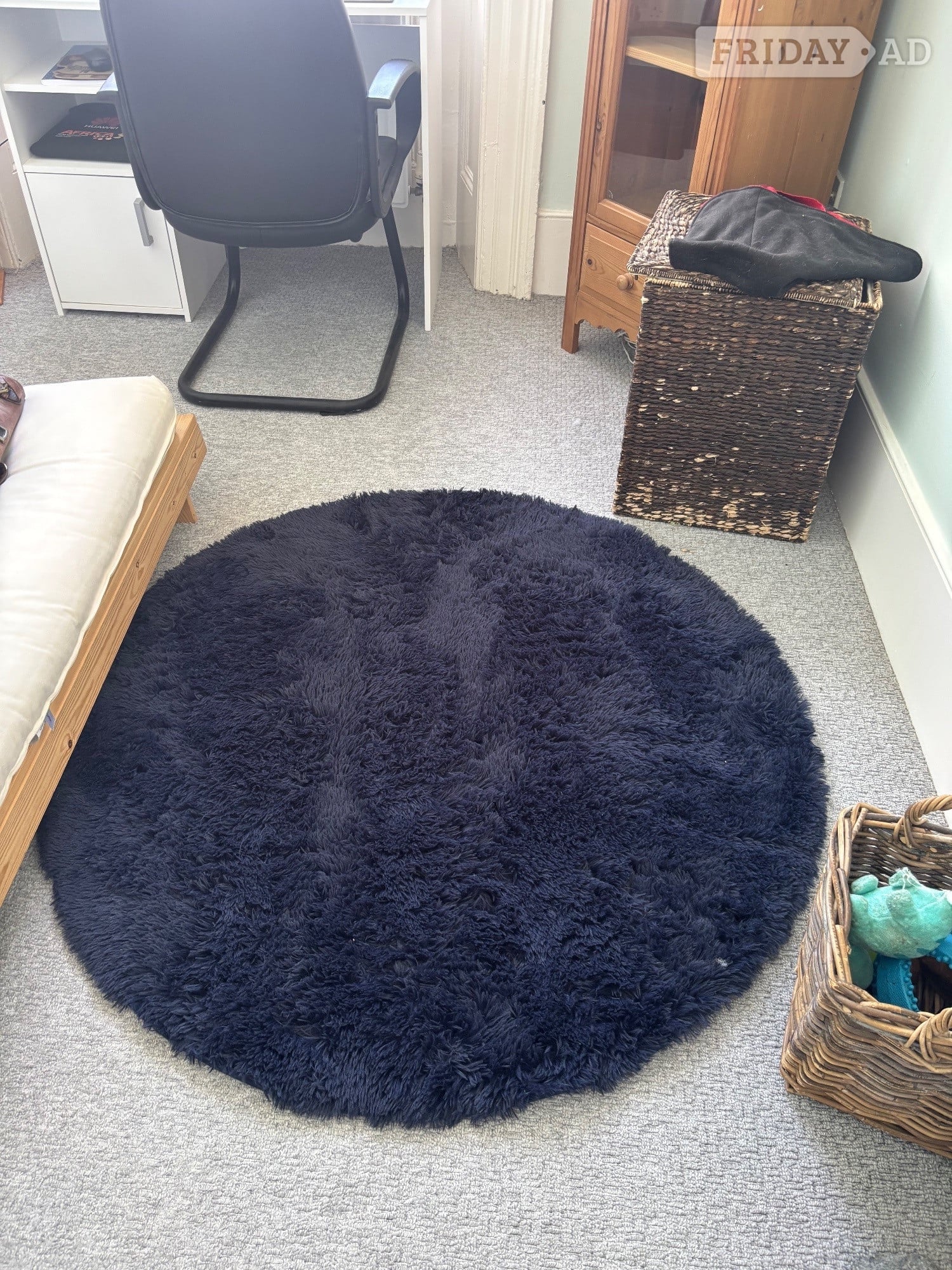 Cosy Navy Blue Round Shaggy Rug – Good Condition