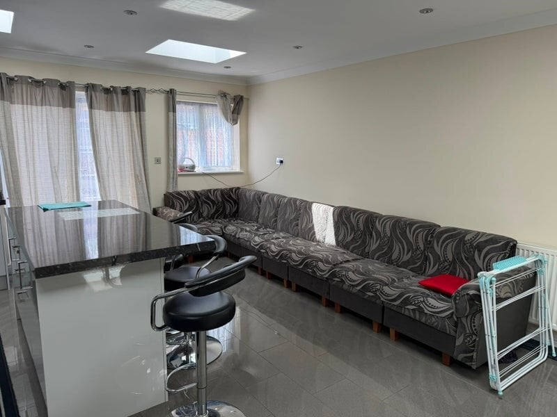 Modren Double room Available - Flats & Apartments