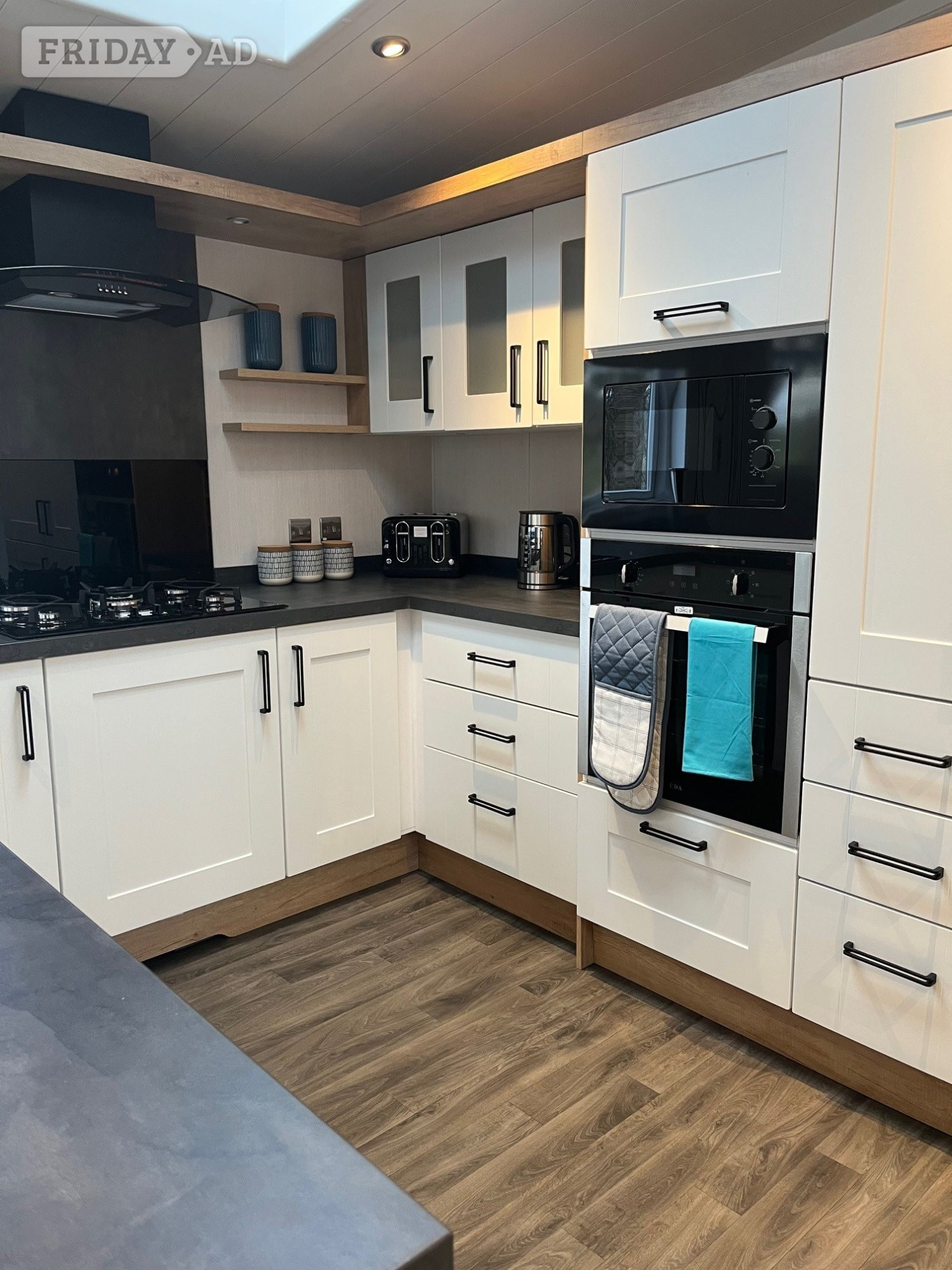 Luxury 20ft Wide Lodge with Hot Tub & Decking - Holiday Homes in Kelso