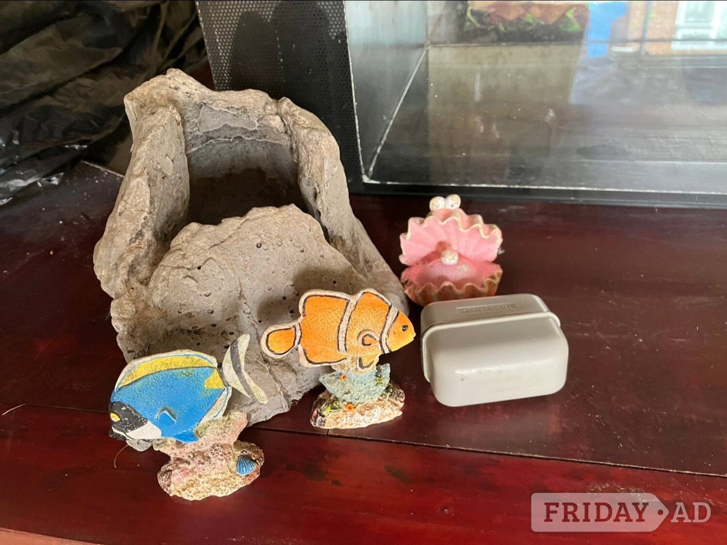 AQUARIUM FISH TANK WITH LID AND LIGHTING, PLUS SOME ACCESSORIES
