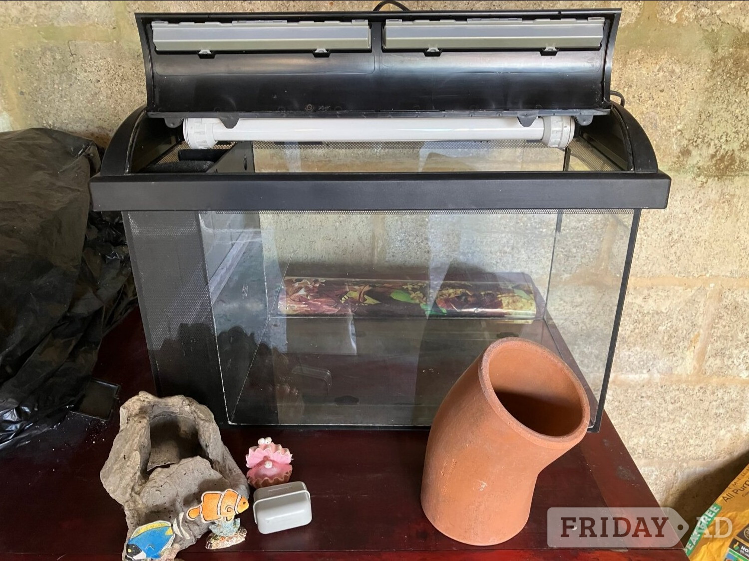 Tunbridge Wells AQUARIUM FISH TANK WITH LID AND LIGHTING, PLUS SOME ACCESSORIES