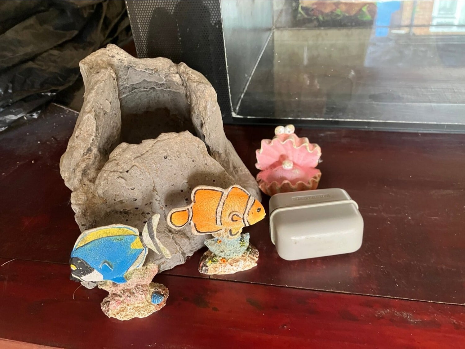 AQUARIUM FISH TANK WITH LID AND LIGHTING, PLUS SOME ACCESSORIES