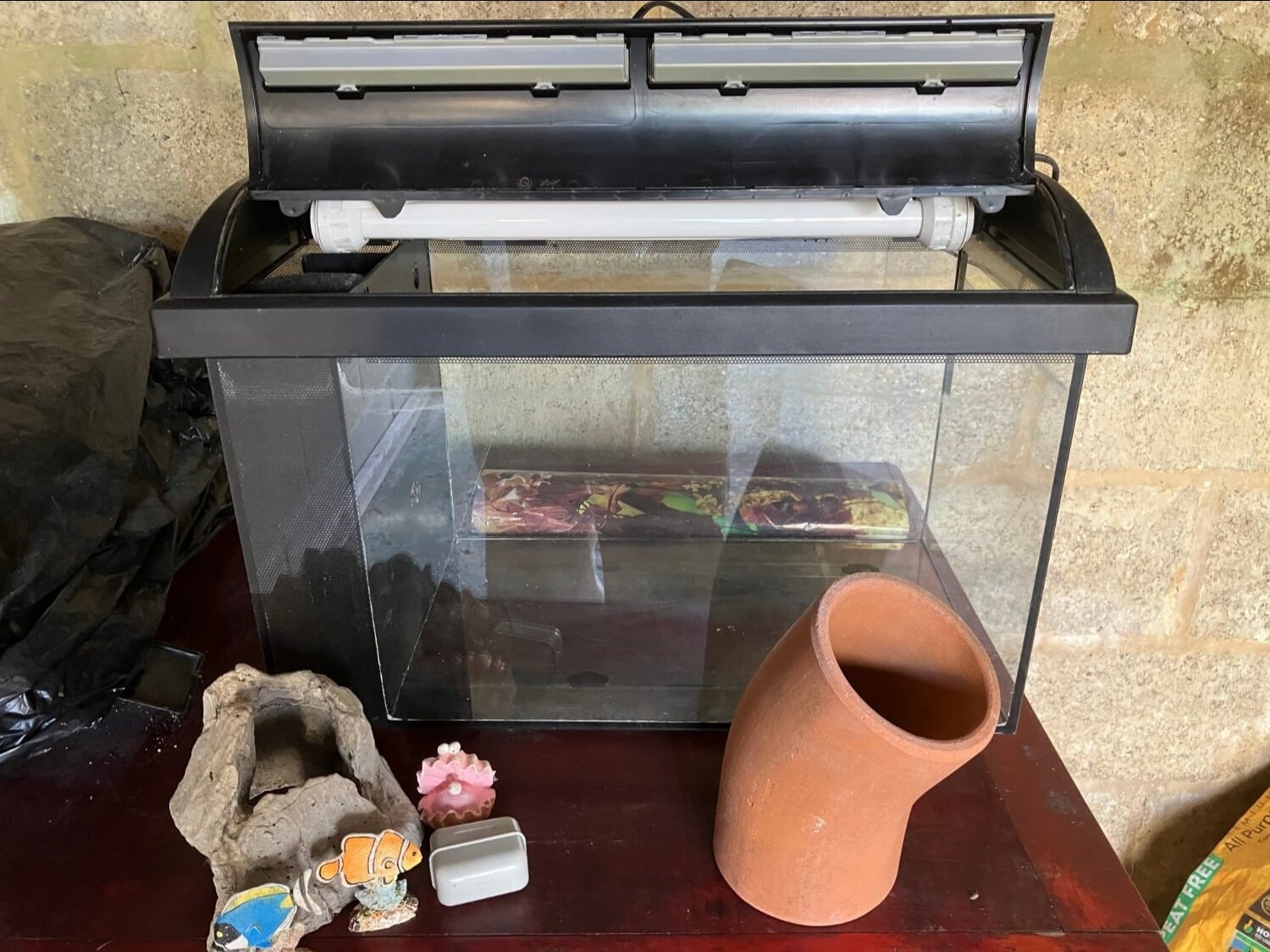 Tunbridge Wells AQUARIUM FISH TANK WITH LID AND LIGHTING, PLUS SOME ACCESSORIES