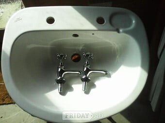 Bathroom/cloakroom Basin