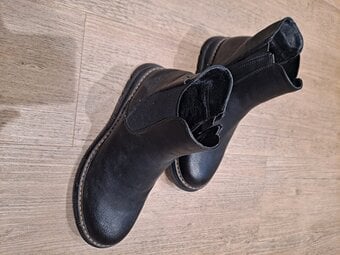 Black vegan boots