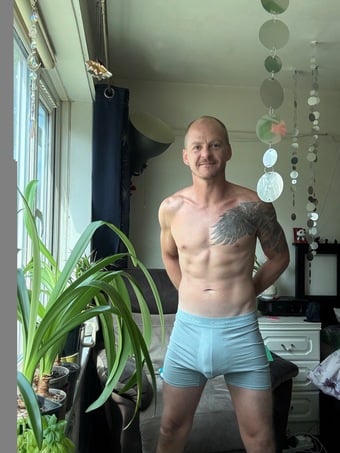 Easy going laid back sporty kinda guy, fit toned and creative 😝 