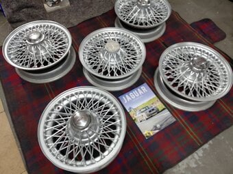 JAGUAR LOVELY SET OF FIVE ORIGINAL WIRE WHEELS WITH SPINNERS 