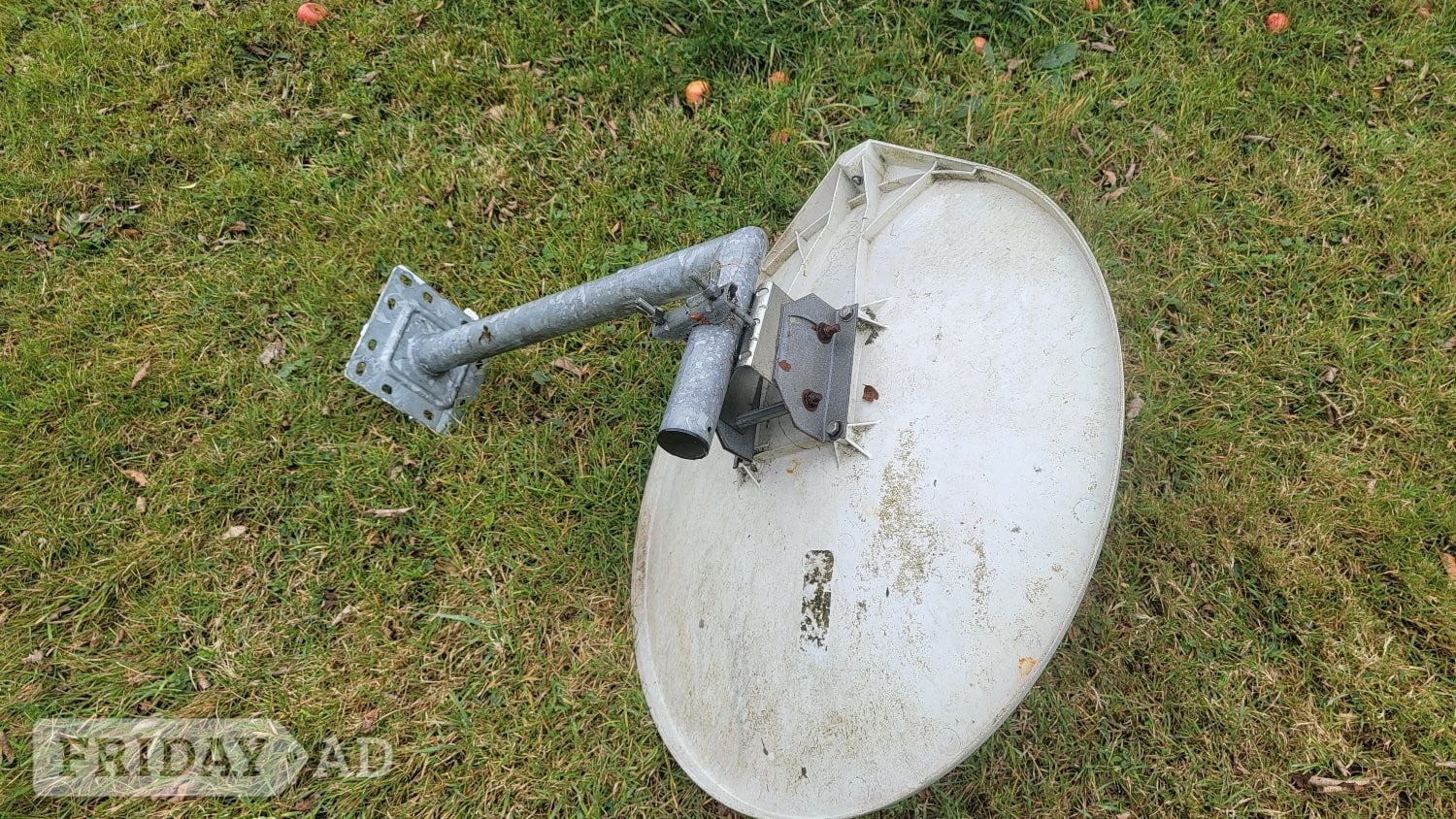 Bideford GRP/plastic satellite dish, guaranteed not to rust, with mounting bracket
