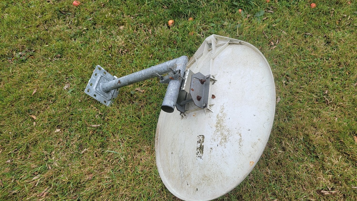 Bideford GRP/plastic satellite dish, guaranteed not to rust, with mounting bracket