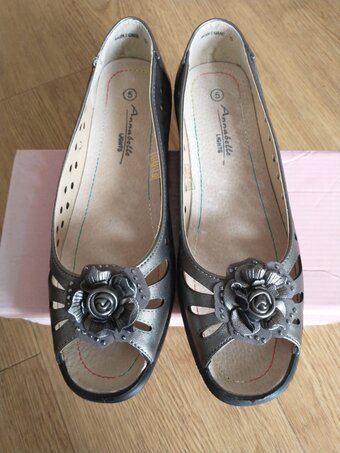 Women's peep toe shoes