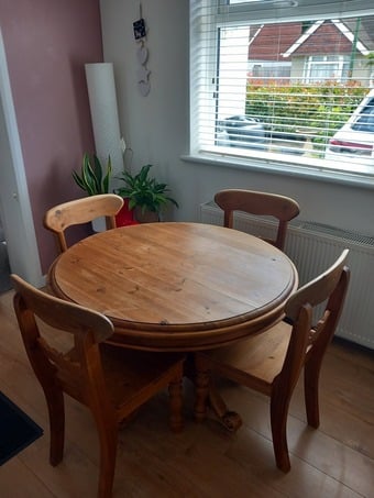 round dining table