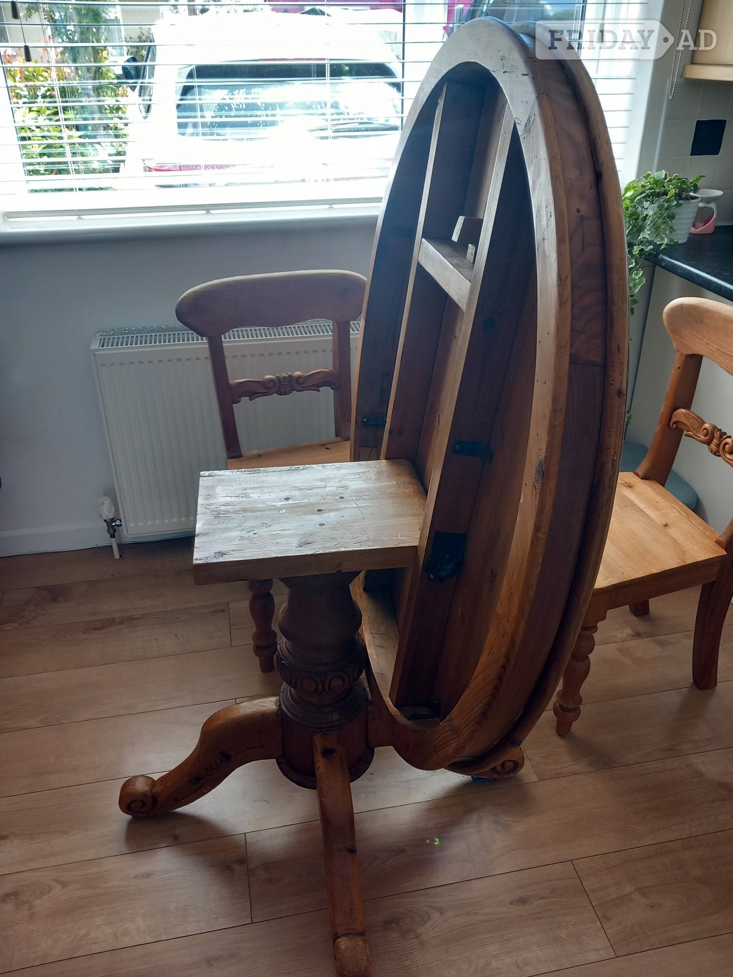 round dining table
