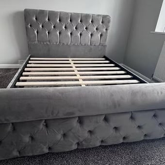 Romney sleigh bed 