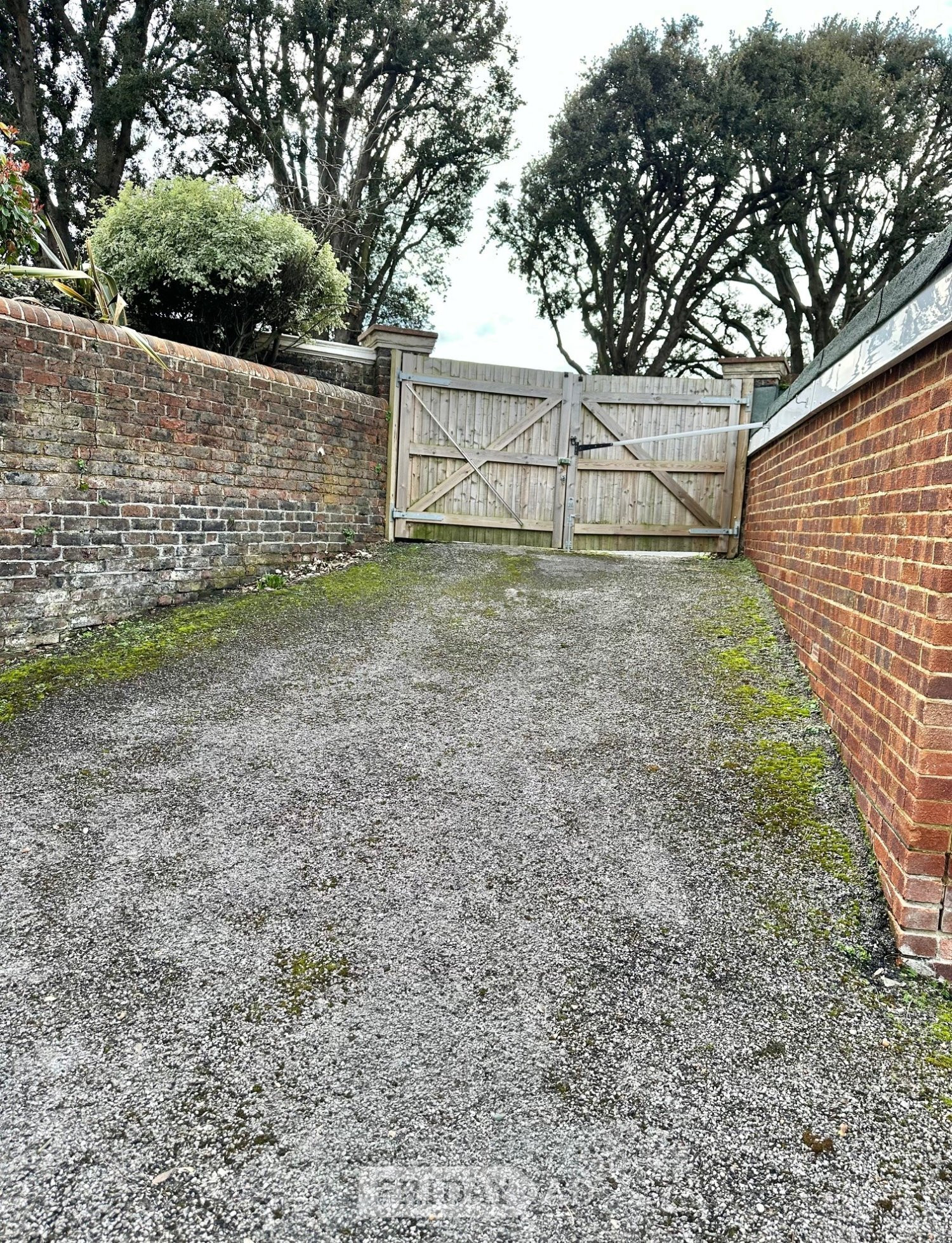 Garage in Town Centre, 24/7 access - Garages & Parking in Eastbourne