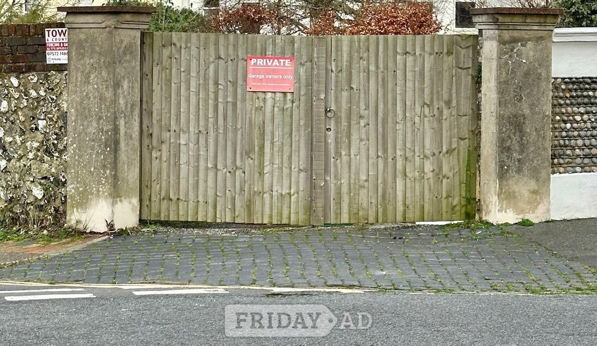 Garage in Town Centre, 24/7 access - Garages & Parking