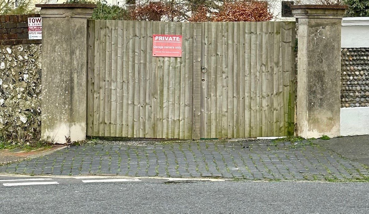 Garage in Town Centre, 24/7 access - Garages & Parking