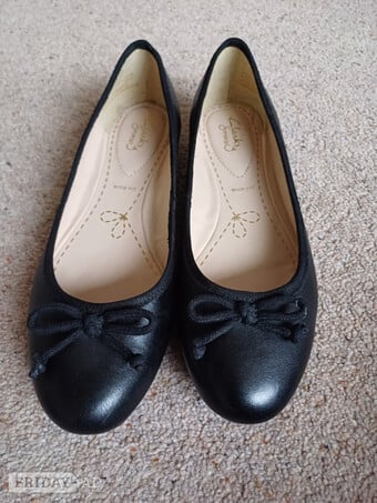 PBlack Ladies Leather Clarks Ballet-type Shoes