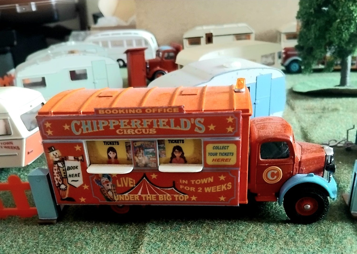 MODEL CIRCUS CHIPPERFIELDS COLLECTION 