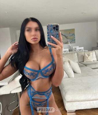 Enjoy an Entertaining Night with Busty Babe Ivy in Surrey!