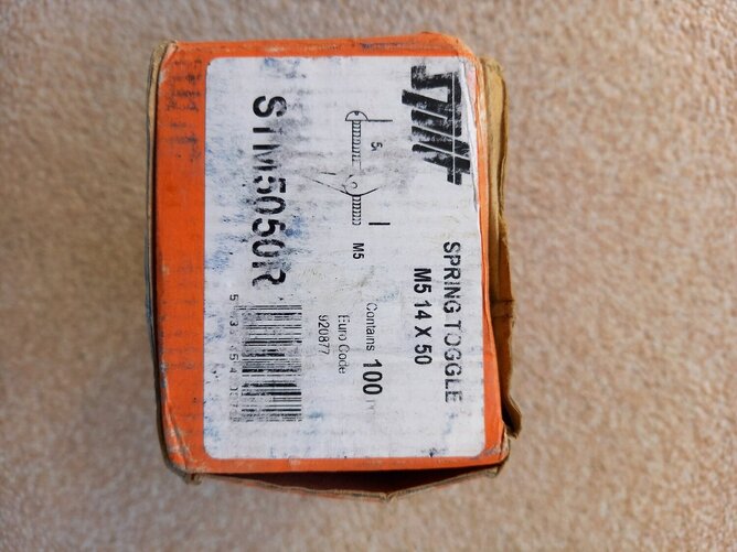 Split wall anchor spring toggle fixing