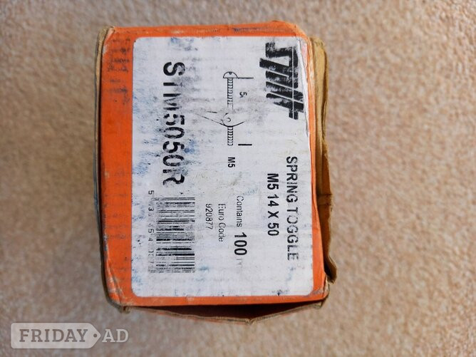 Split wall anchor spring toggle fixing