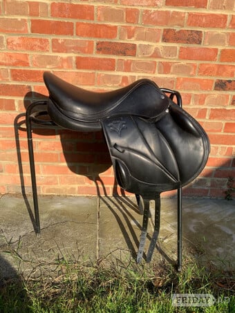 Voltaire Lexington Jump Saddle - 18" with Stuttgart Seat + Cover.
