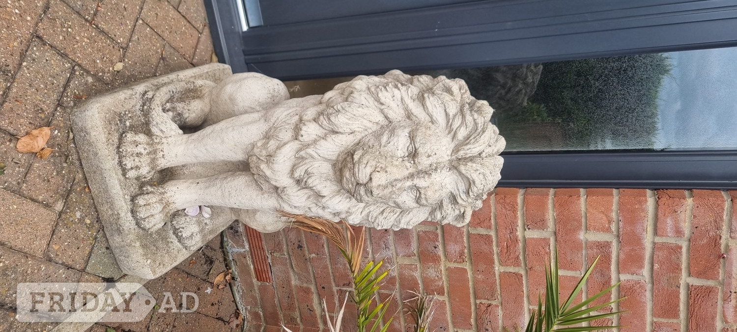 Pair of heavy concrete Lions