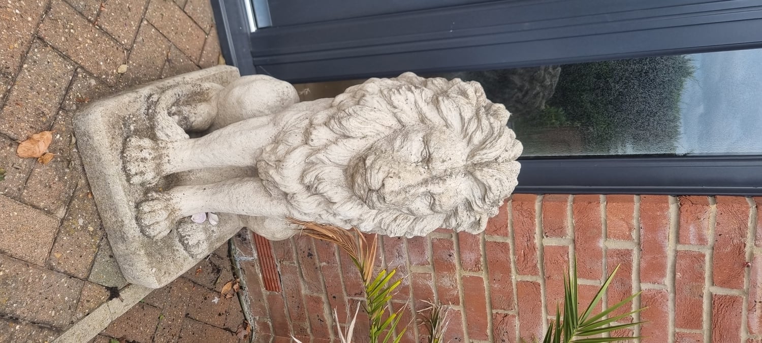 Pair of heavy concrete Lions