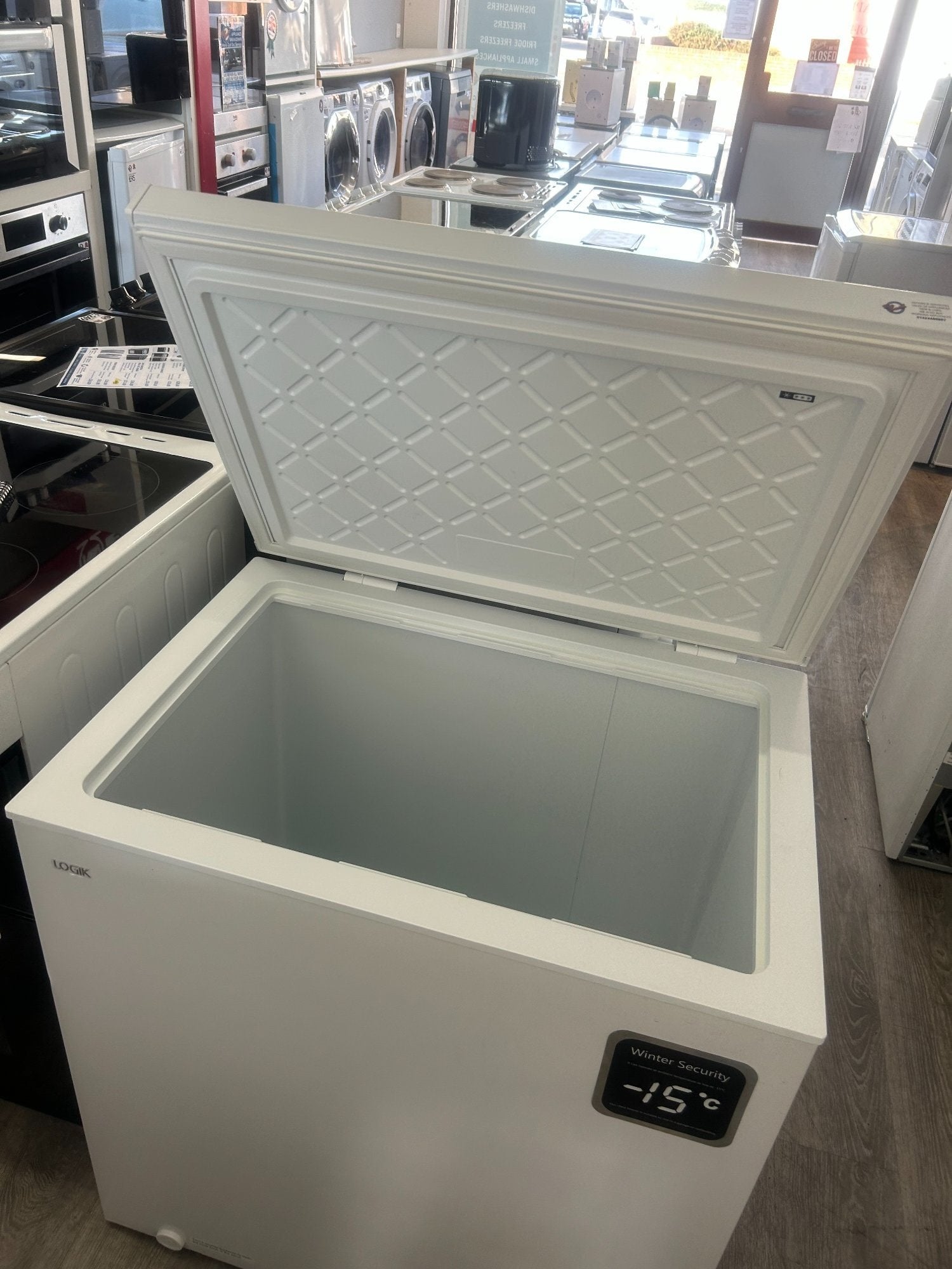 LOGIK CHEST FREEZER