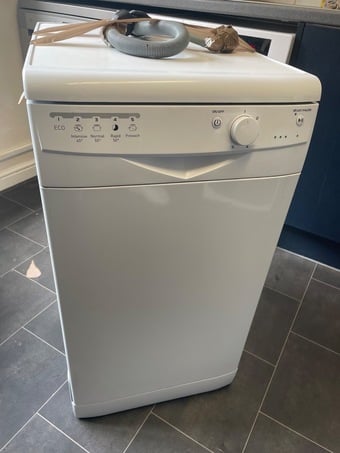 WHITE SLIMLINE DISHWASHER 