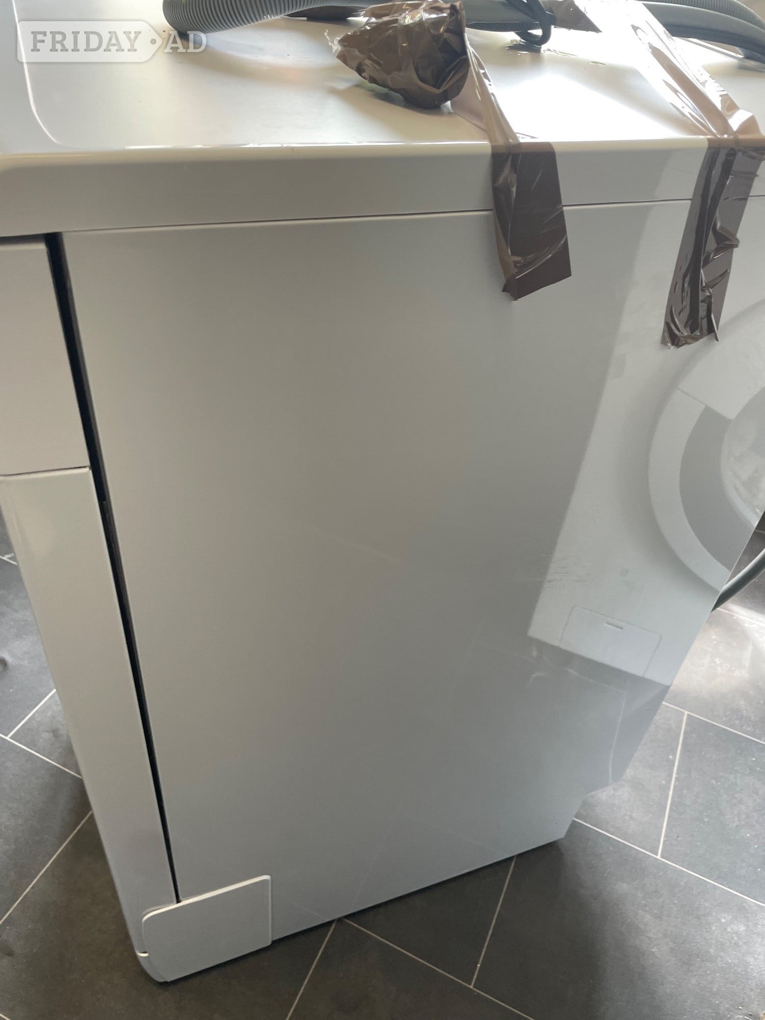 WHITE SLIMLINE DISHWASHER 