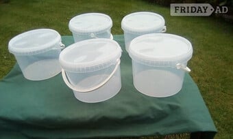 Plastic storage containers x5 with lids and handles.