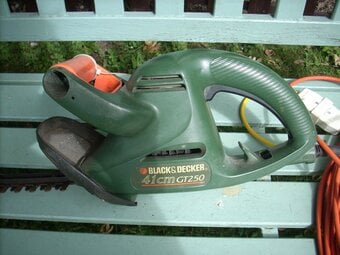 Black and Decker GT250 41cm Mains Hedge Trimmer.
