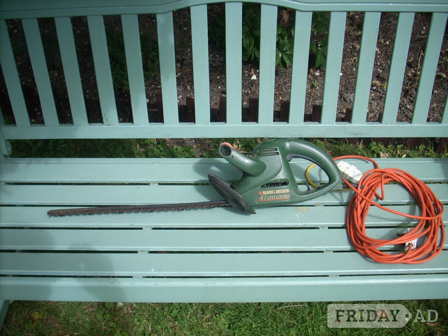 Black and Decker GT250 41cm Mains Hedge Trimmer.