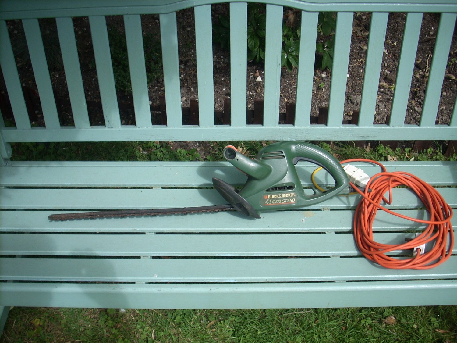 Black and Decker GT250 41cm Mains Hedge Trimmer.