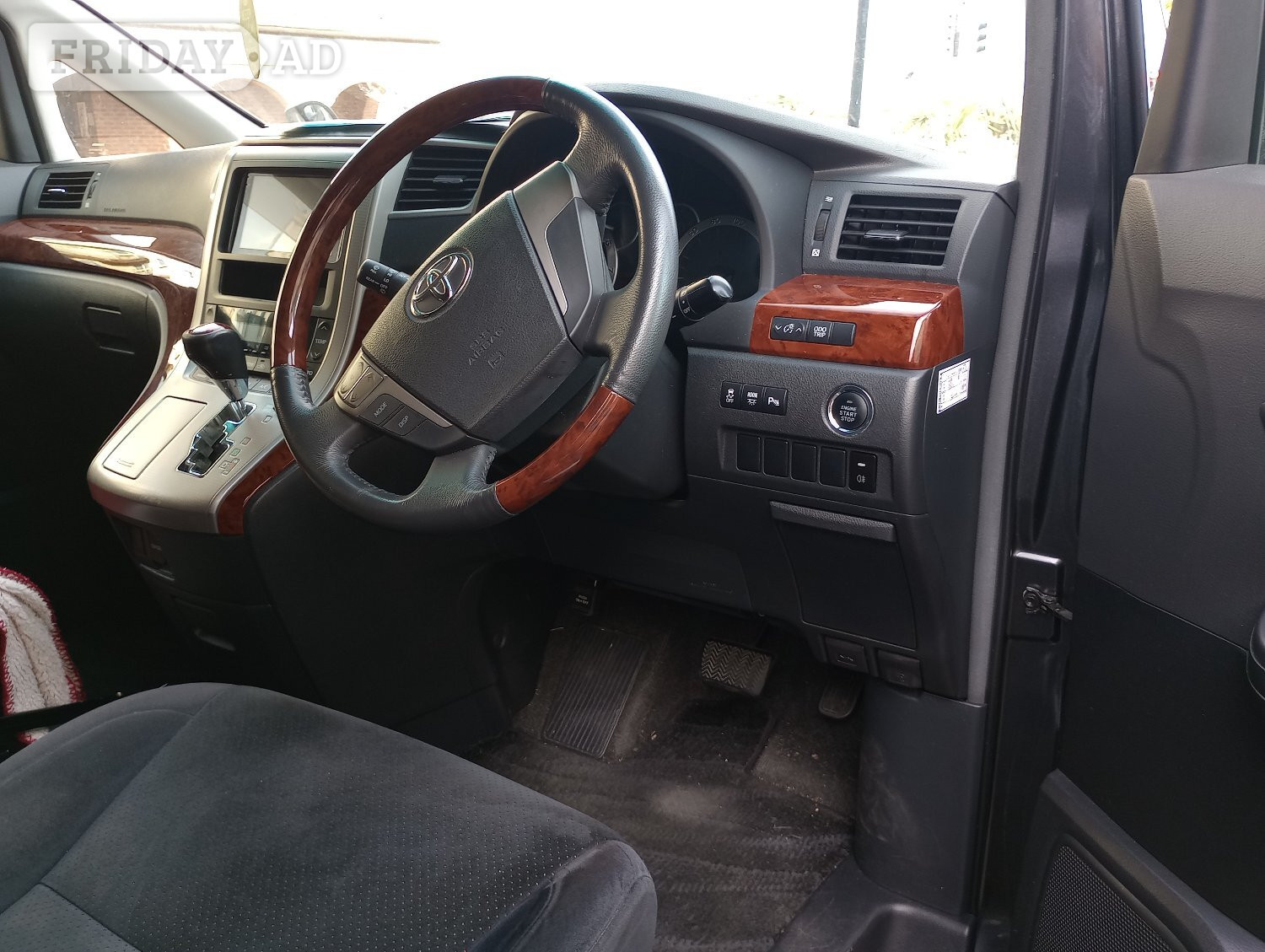 Toyota Vellfire MPV - Cars