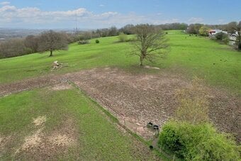 14 acres of pasture and 4 stables. Battle. 