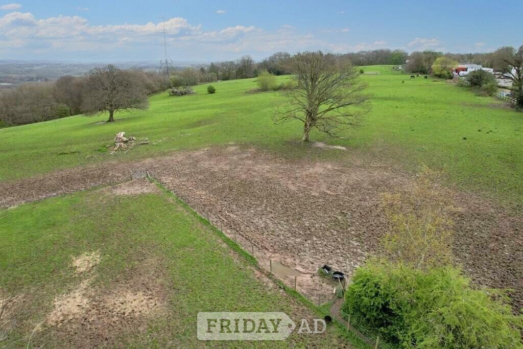 14 acres of pasture and 4 stables. Battle.  in Battle
