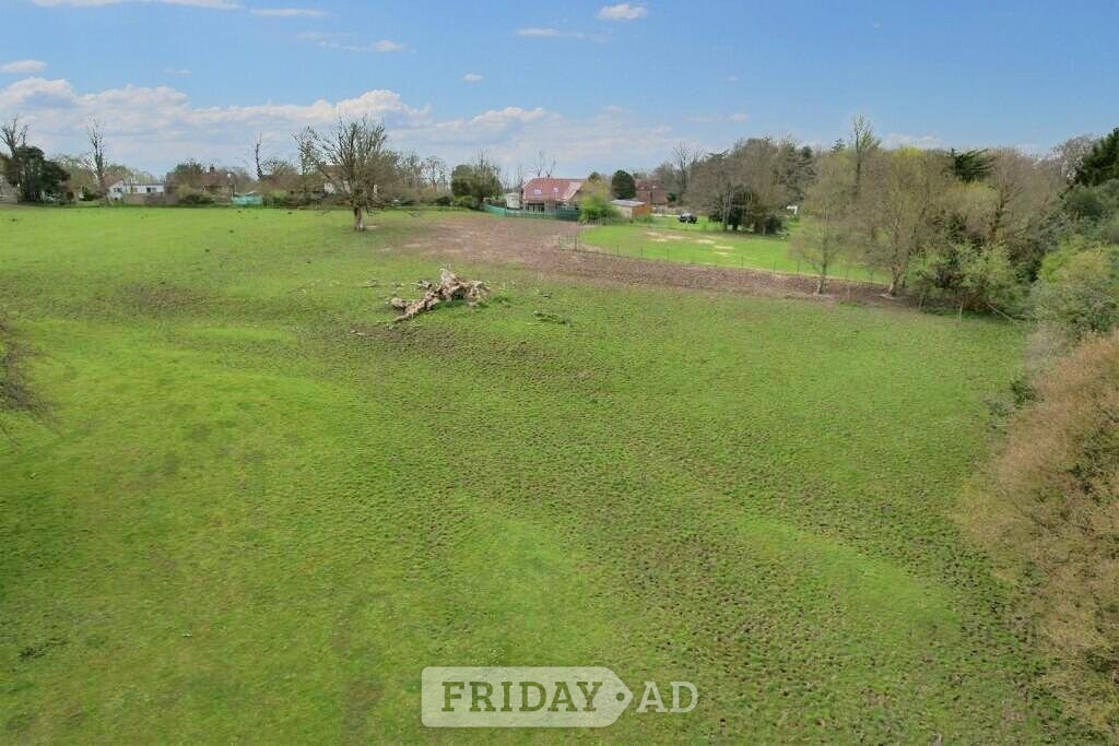14 acres of pasture and 4 stables. Battle. 